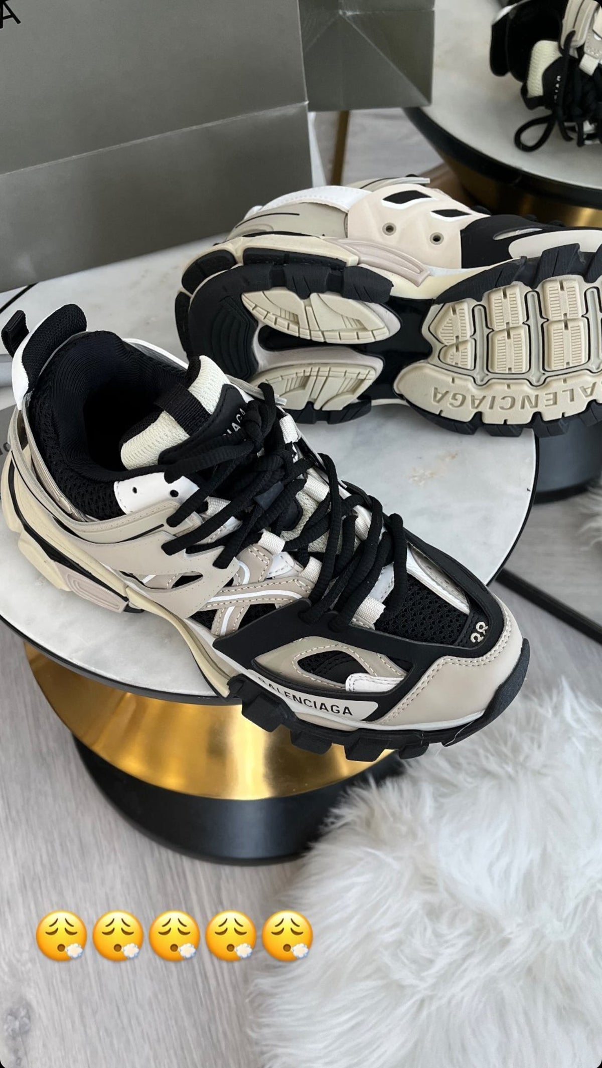 Tracks Beige Black sneakers